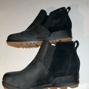 Black suede Sorrel ankle boots 8.5  only worn once.